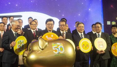 Guests insert coins into the “Golden Jubilee Fortune Pig” which symbolises wealth accumulation, echoing the theme of “Smart Consumption．Fuelling the Economy”.